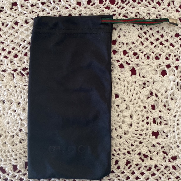 Small Gucci Accessories Bag. - Picture 2 of 3